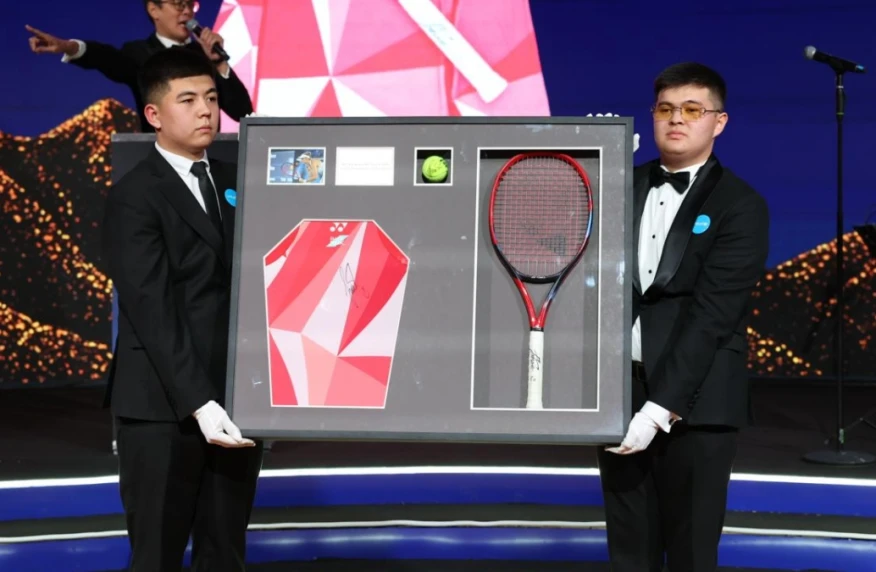 Подписанная ракетка Рыбакиной помогла собрать средства на поддержку подростков