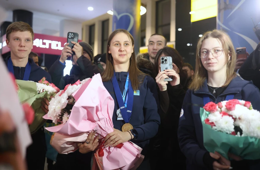 Сборную Казахстана торжественно встретили после триумфа на Чемпионате мира среди юниоров по конькобежному спорту