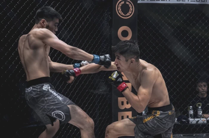 18 жастағы қазақстандық алғашқы жекпе-жегінде жеңіске жетті