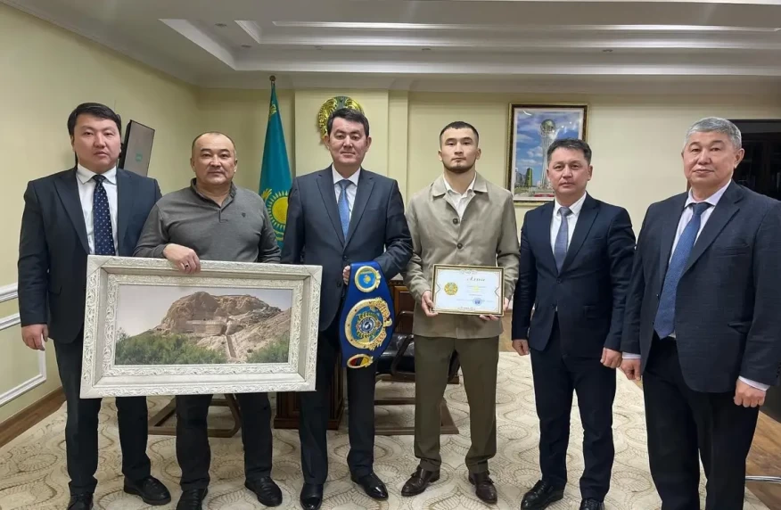 Колумбияда жеңіске жеткен жаңаөзендік боксшыға жерлестері құрмет көрсетті