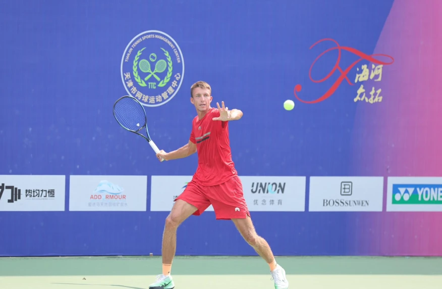 Ломакин выбил третьего сеянного на турнире в Китае и вышел в четвертьфинал