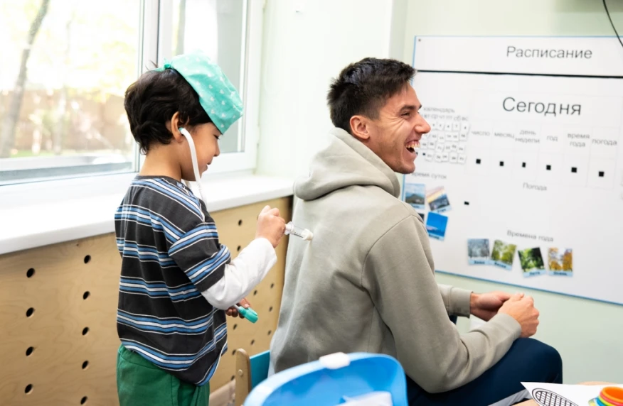 Звезды мирового тенниса Карен Хачанов и Фабиан Марожан посетили аутизм-центр в Алматы