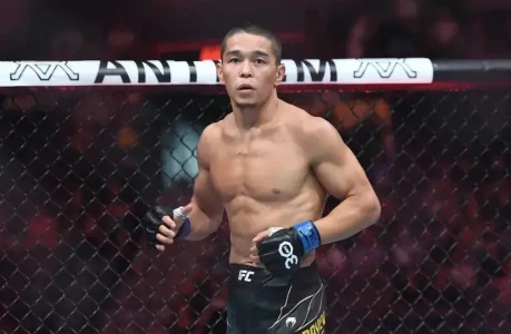 Асу Алмабаев снялся с поединка против Брендона Морено