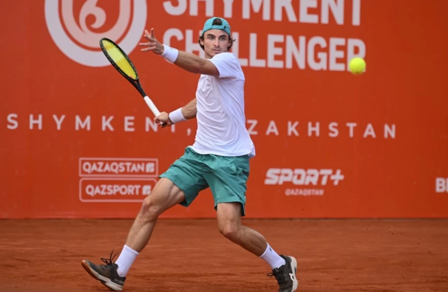 Тимофей Скатов вырвал путевку в полуфинал после трехчасового марафона на кортах Шымкента