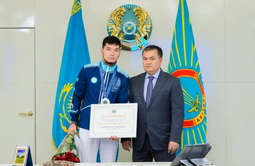 Астана әкімі Нұрбек Оралбайға Land Rover Defender көлігін сыйлады