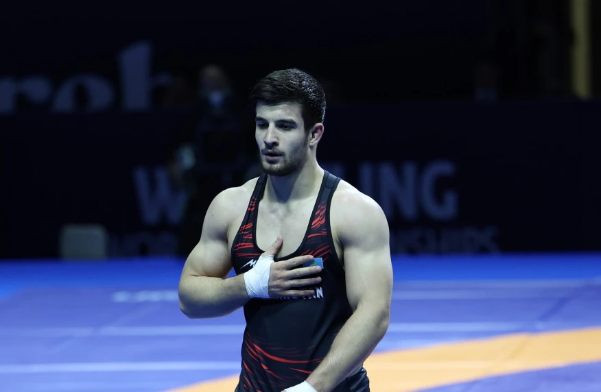 Ислам Евлоев выиграл утешительный финал. Дальше схватка за бронзу. Где и во сколько смотреть