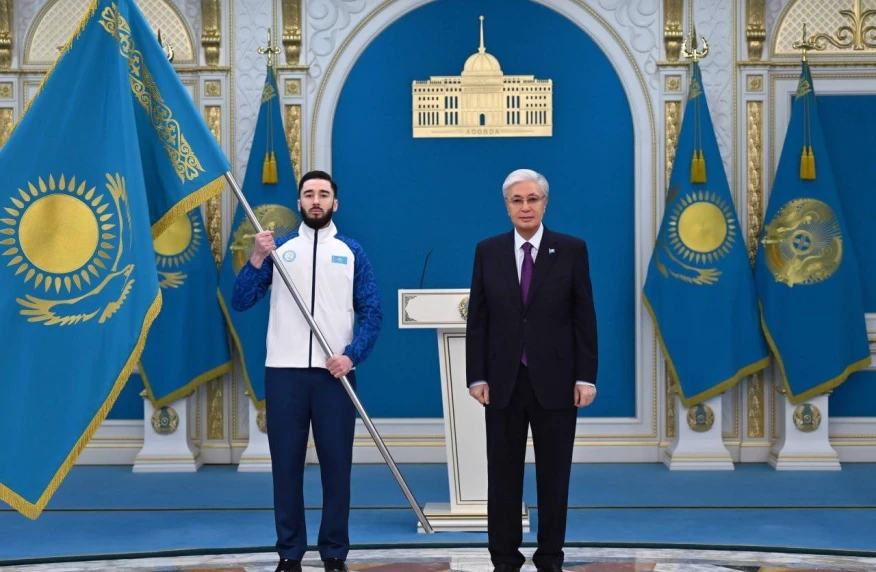 Президент Казахстана Касым-Жомарт Токаев передал флаг знаменосцам олимпийской сборной