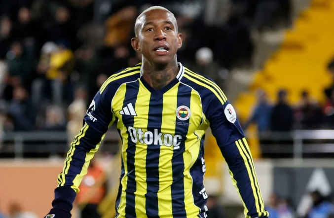 «Фенербахче» дважды проигрывал, но вырвал победу