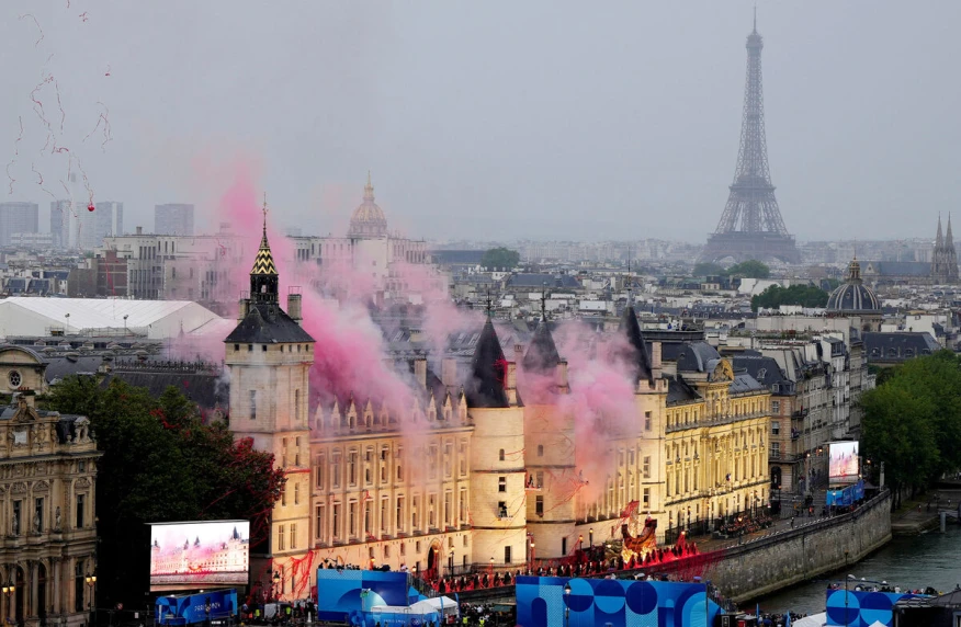 Самолеты во время открытия ОИ-2024 нарисовали в небе над Парижем сердце