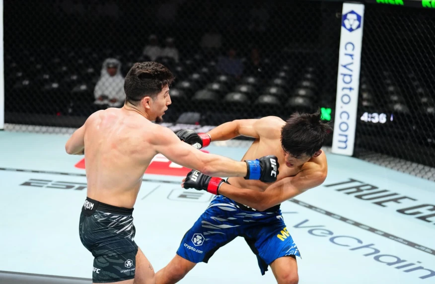 Азат Максум проиграл третий бой в UFC