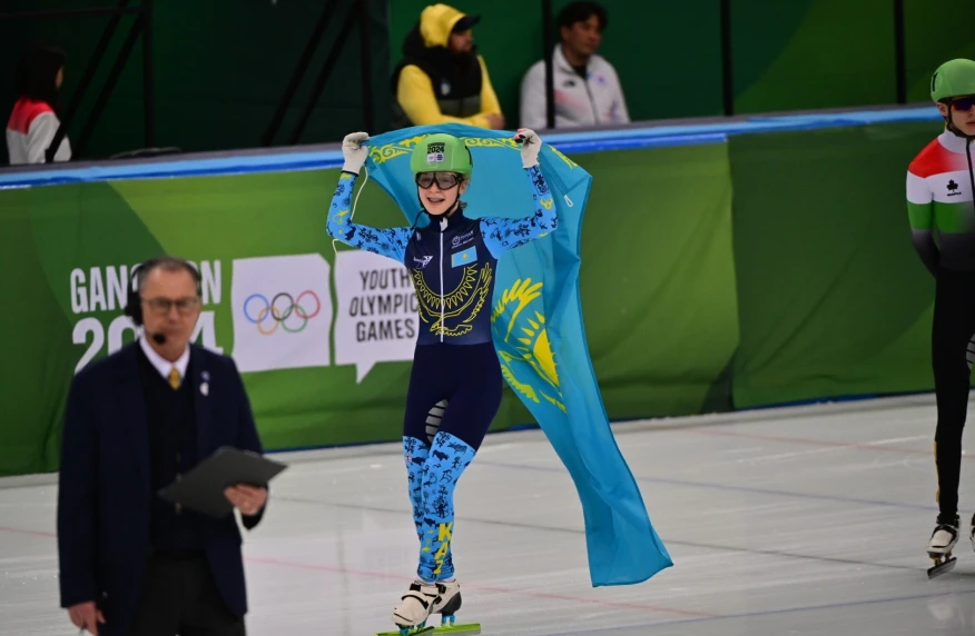 Казахстан завоевал "золото" на юниорском этапе Кубка мира по шорт-треку