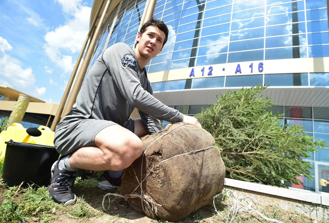 Хоккейная карьера накрылась медным тазом. Экс-игрок «Барыса» тренирует детей и зарабатывает на музыке