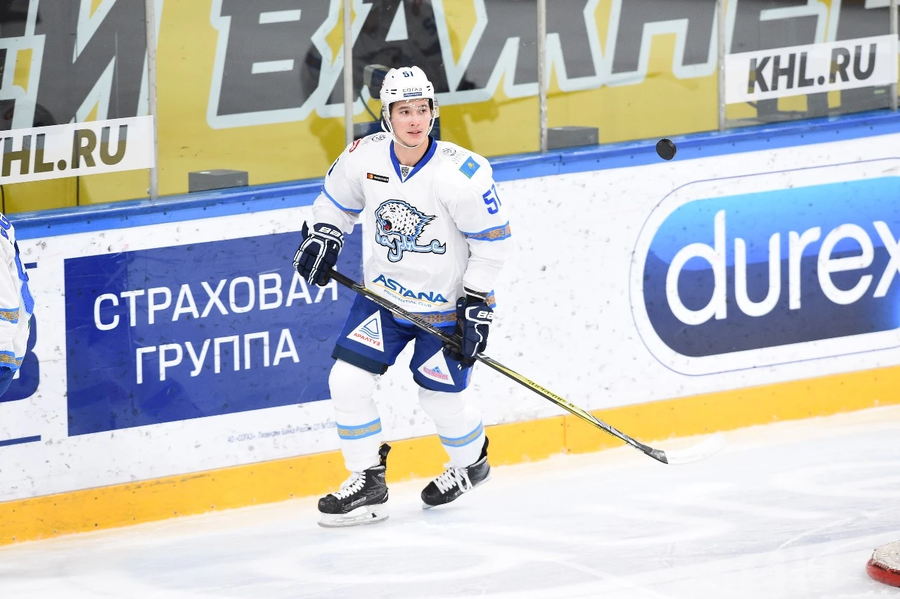 Хоккейная карьера накрылась медным тазом. Экс-игрок «Барыса» тренирует детей и зарабатывает на музыке