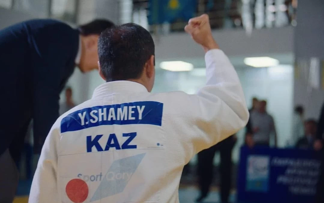 Ослеп из-за травмы, работал грузчиком и стал чемпионом Азиатских игр. Фильм о казахстанском паралимпийце показали в Астане